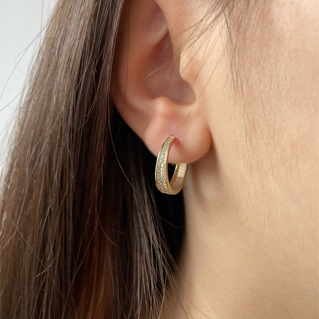 14 K Gold Huggie Hoops mit Zirkonia-Steinen